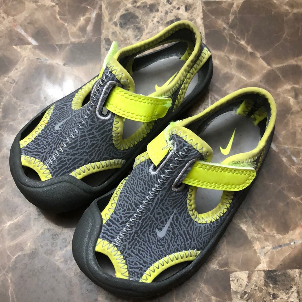 Nike sandals size 6c